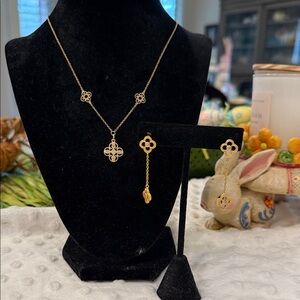 Source Unknown Gold Clover Pendant Necklace & Drop Earrings Set